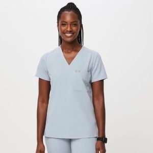 Figs dusty blue Catarina one pocket scrub top size large